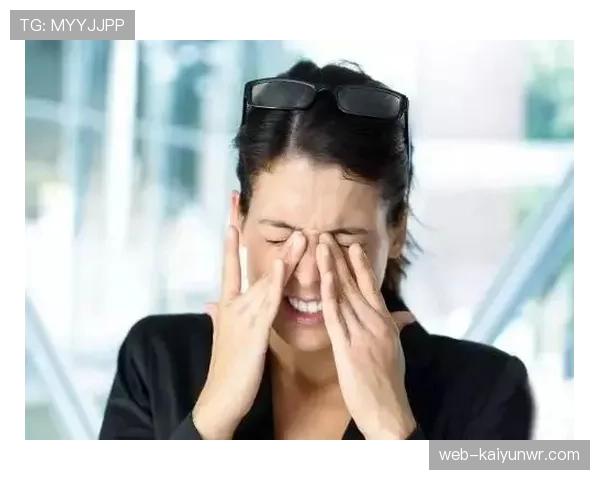 梁伟铿训练完直接瘫在场边啃香蕉，这自律和松弛感也太真实了